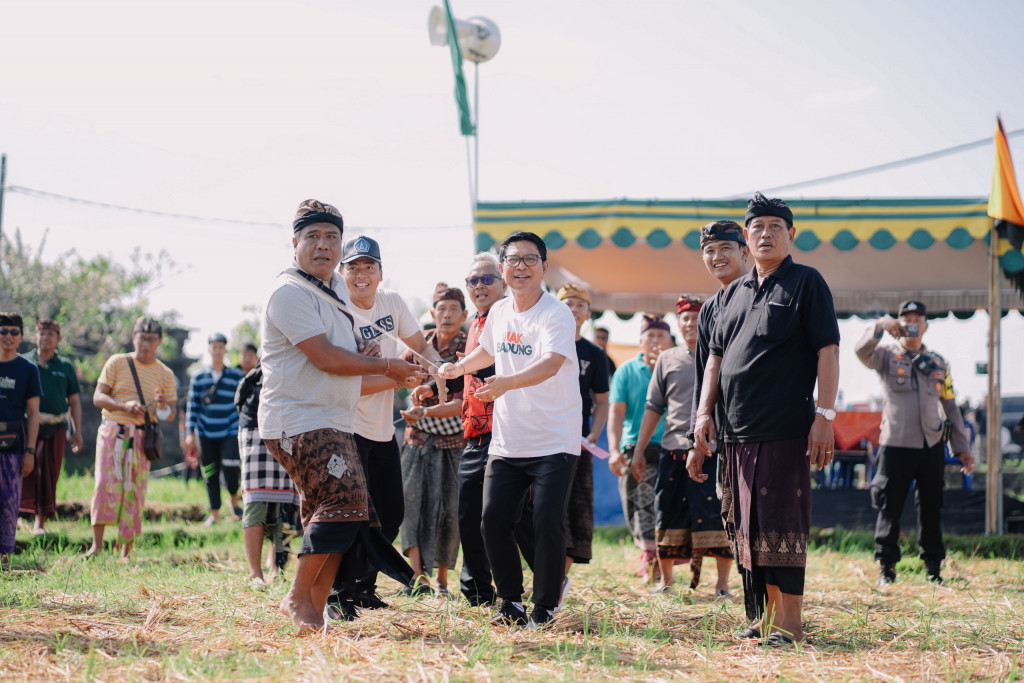 Sekda Adi Arnawa buka lomba layang-layang ST. Dharma Yoga Kekeran